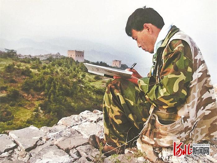 2007年6月，时任河北省长城资源调查队队长的郭建永在保定乌龙沟长城进行调查记录。 李子春供图