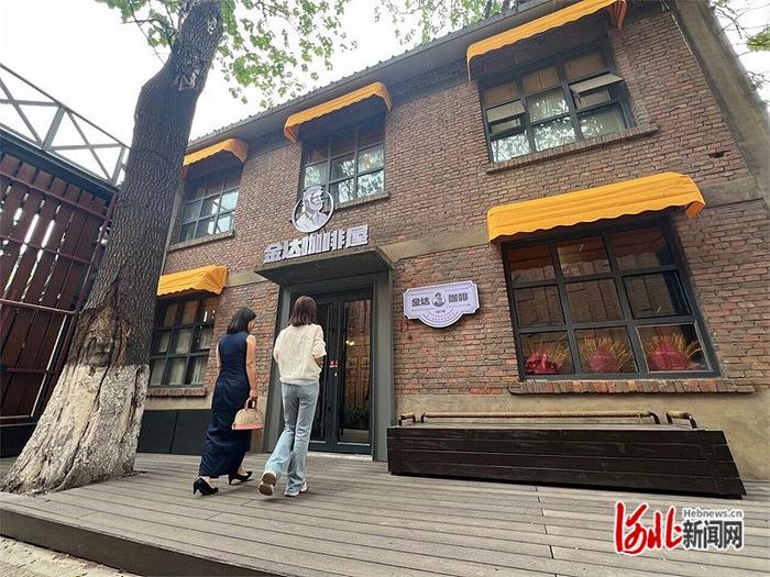 5月26日下午，游客走进开滦唐山矿历史文化街区金达咖啡屋。河北日报记者 汤润清摄