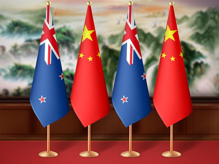 资料图：中国国旗与新西兰国旗（图源：视觉中国）