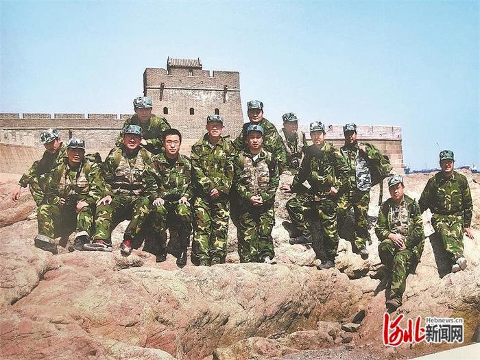 2006年4月，河北省长城资源调查队队员在山海关留念。 李子春供图