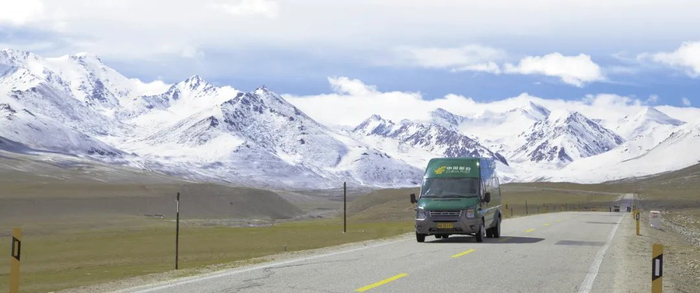 邮政快递车行驶在通往新疆喀什地区的路上。安昆 摄