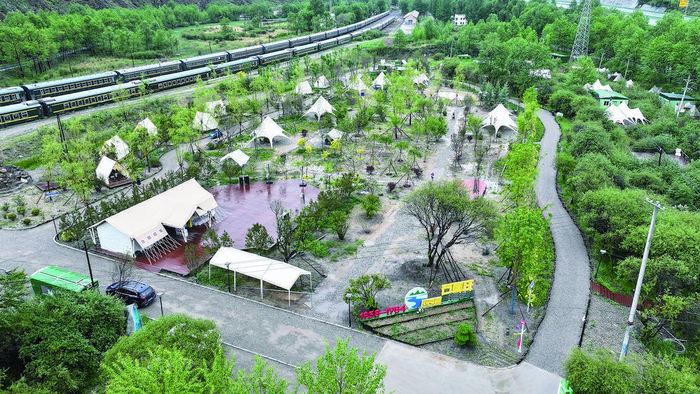 车站露营基地。本报记者 才贡加 摄