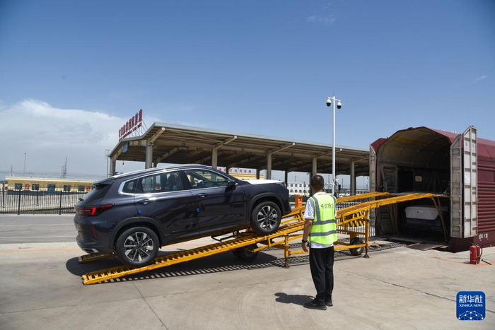 呼和浩特首趟中欧班列国产汽车运输专列出发