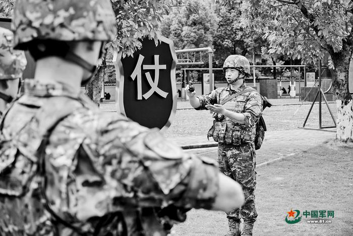 　　武警重庆总队执勤第一支队军士教练员（右一）讲解手榴弹构造及使用方法。刘西刚摄