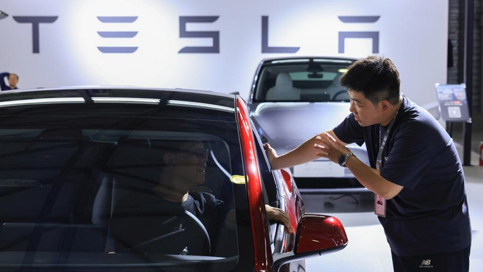 2024年6月7日，上海国际碳中和技术、产品与成果博览会，特斯拉汽车展台。