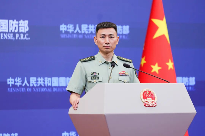 6月14日下午，国防部新闻局副局长、国防部新闻发言人张晓刚大校就近期涉军问题发布消息。李晓伟 摄