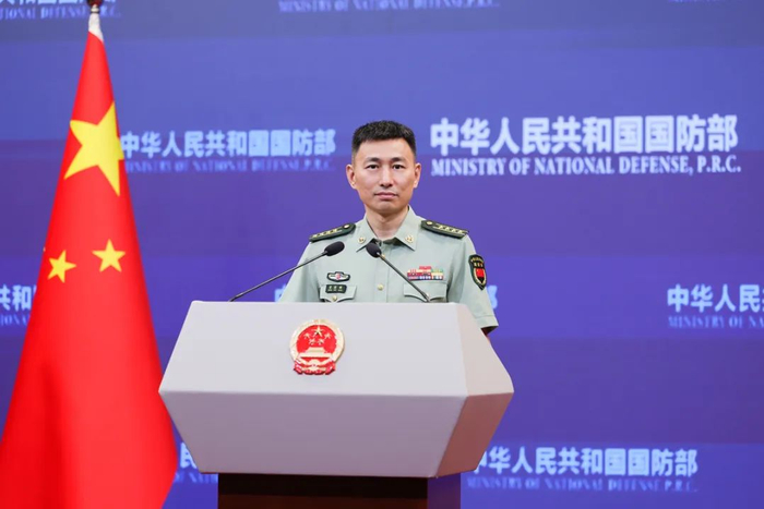 6月14日下午，国防部新闻局副局长、国防部新闻发言人张晓刚大校就近期涉军问题发布消息。李晓伟 摄