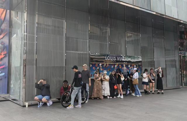 工作日在国贸LV店门口排队打卡的游客。 中新经纬郑艺佳摄