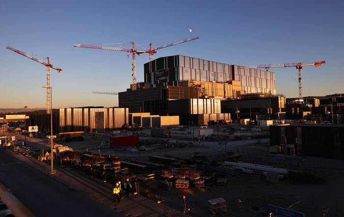 ↑这是在法国圣保罗-莱迪朗斯拍摄的国际热核聚变实验反应堆（ITER）的建造厂房。