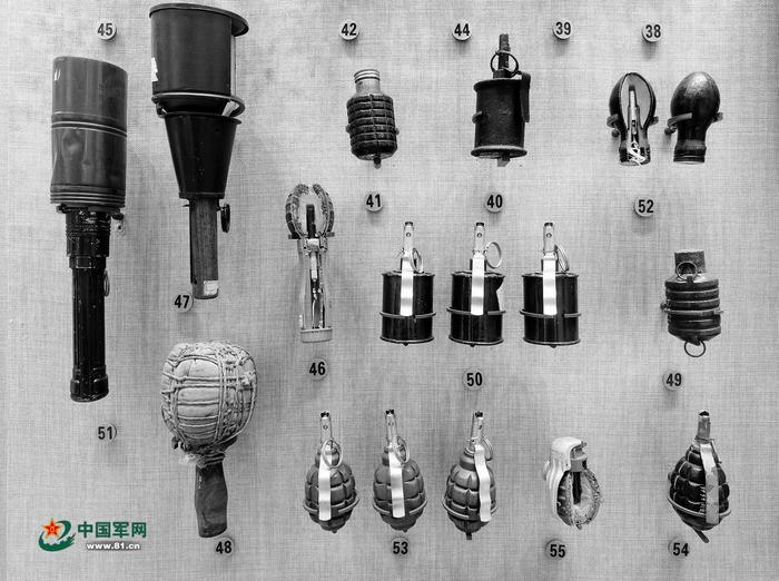 　　中国人民革命军事博物馆展出的国内外部分型号手榴弹。李凌宇摄