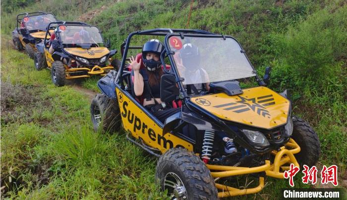 游客在临沂费县朱田镇体验山地越野。费县县委宣传部供图