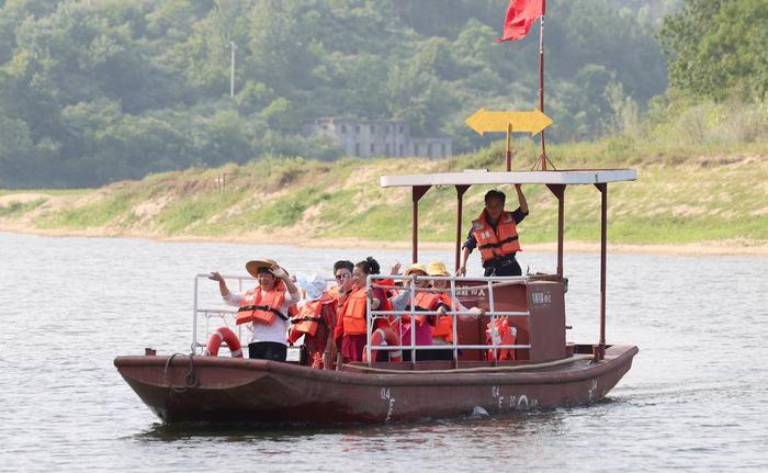 6月12日，郭家埠渡口，石和良驾驶渡船摆渡村民过河。（湖北日报全媒记者 柯皓 摄）