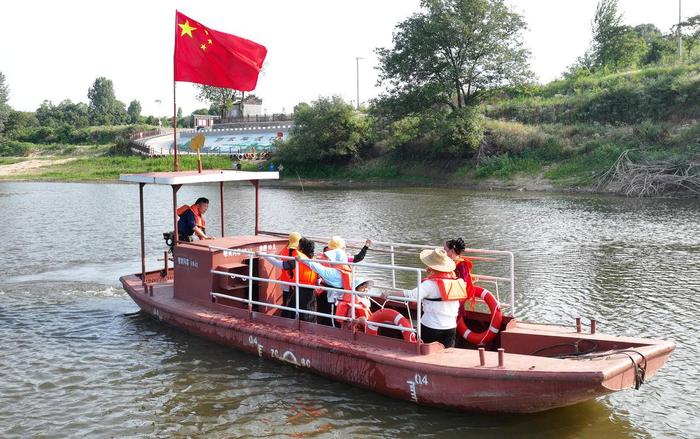 6月12日，郭家埠渡口，石和良驾驶渡船摆渡村民过河。（湖北日报全媒记者 柯皓 摄）