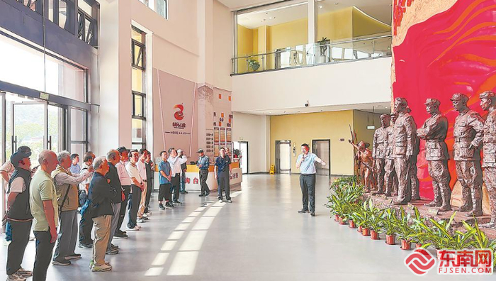 游客在龙岩市永定区红色教育基地参观。
