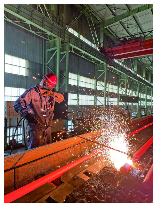 下图：西宁特钢红检工取试样测量尺寸。图片由苟复钢提供