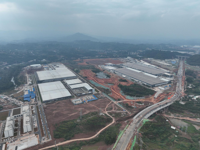 火热建设中的宜宾高新区产业园 图片来源：王宇 摄