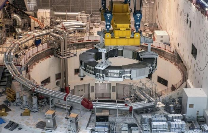 ↑2021年4月，中国研制的PF6超导磁体线圈在法国ITER项目现场吊装。