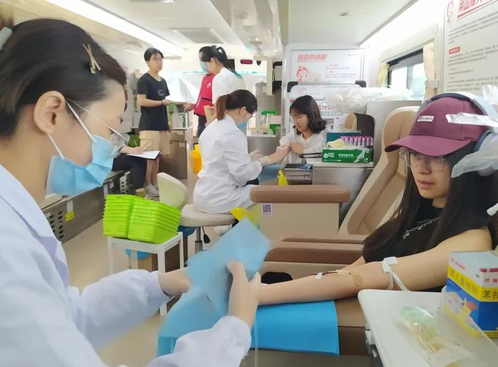 5月25日，浙江省血液中心的献血车开进浙江大学，众多求是学子排队献血。记者 潘海松 摄