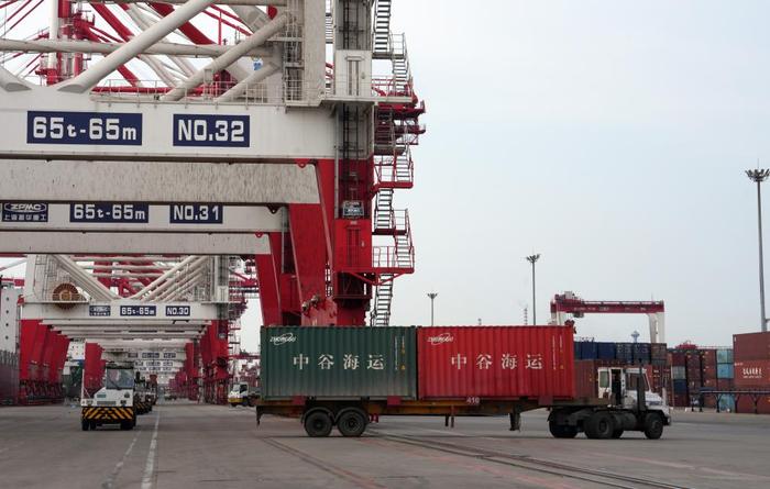   6月13日拍摄的辽港控股（营口）有限公司集装箱码头一景。新华社记者 章磊 摄