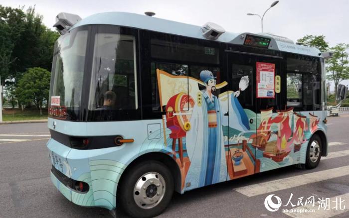 武汉经开区江城大道地铁站，“春笋号”无人接驳巴士。人民网记者 周雯摄