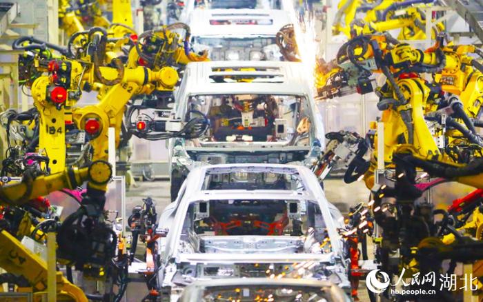 人民网记者 王郭骥摄汽车制造智能工厂内,全自动生产设备正在组装汽车