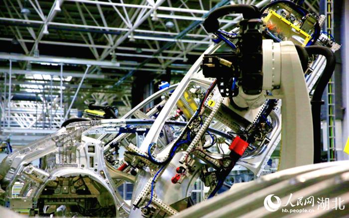 汽车制造智能工厂内，全自动生产设备正在组装汽车零件。人民网记者 王郭骥摄
