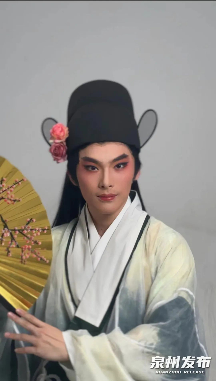 安溪19岁帅小伙通过展示高甲戏的国风美学，让观众领略“闽南戏窝子”的魅力。（谢玙璁 摄）