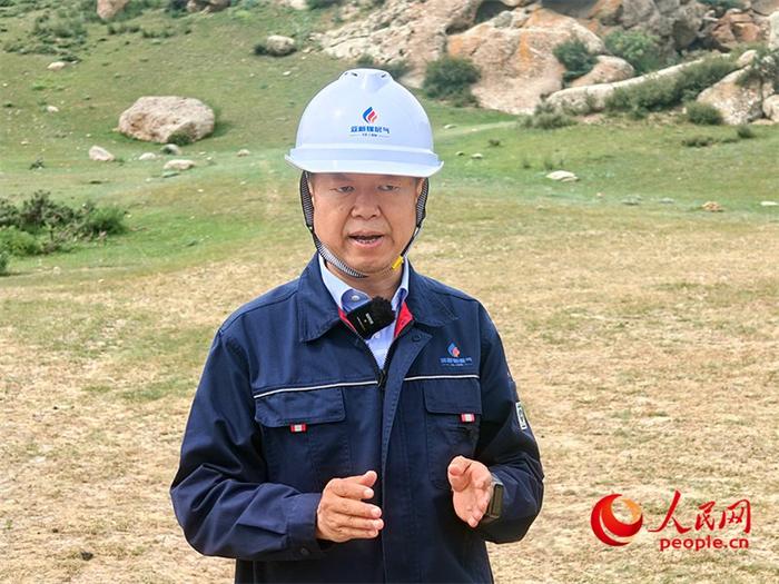 亚新煤层气集团高级专家王虎接受采访。人民网记者 刘洁妍摄