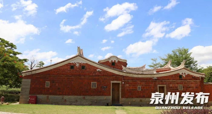 “红砖白石双坡曲，出砖入石燕尾脊。雕梁画栋皇宫起，石雕木雕双合璧。”泉州红砖古厝凝聚闽南民居营造技艺精华。（庄丽祥 摄）