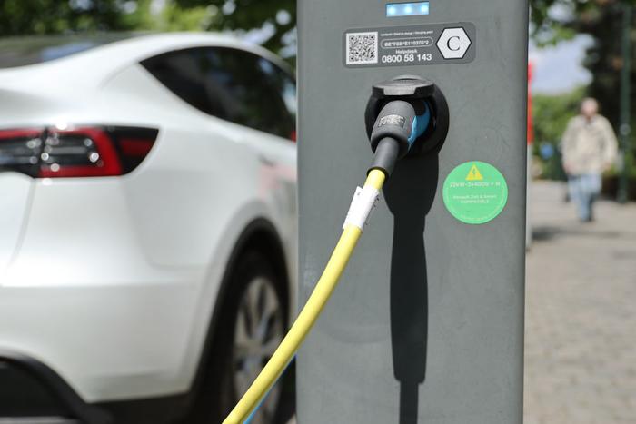   6月6日，在比利时布鲁塞尔，一辆电动汽车在欧盟委员会附近一充电站充电。新华社记者赵丁喆摄