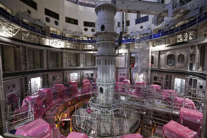 ↑这是在法国ITER项目建设现场拍摄的安装中的托卡马克装置。