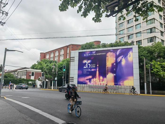 上海街头的巨幅电影节海报。 钟菡 摄