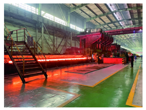 上图：西宁特钢小棒主轧线脱头区。