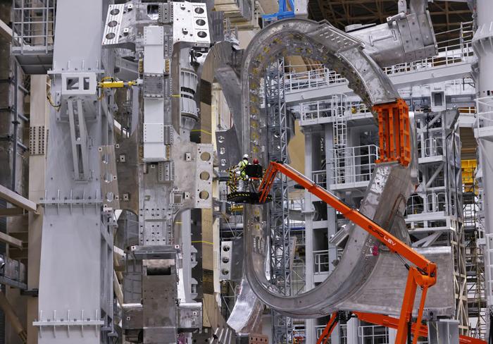↑工作人员在法国ITER项目的预组装大厅里忙碌。