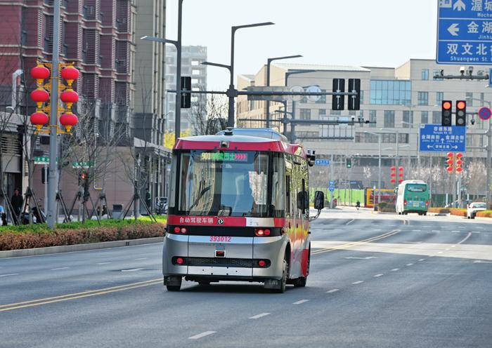 智能网联巴士在雄安新区容东片区道路上行驶（2024年3月29日摄）牟宇摄/《瞭望》新闻周刊