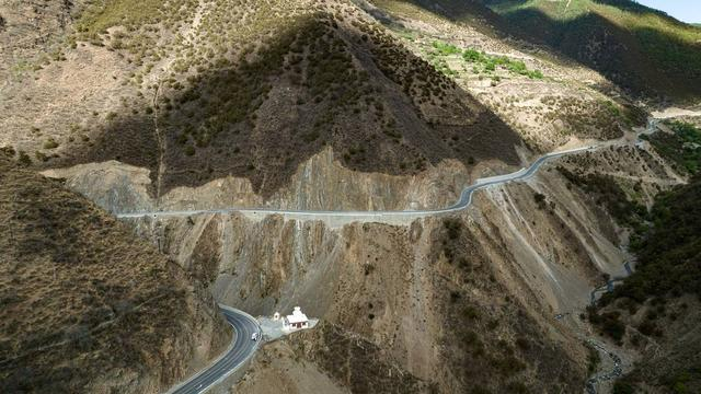 在峭壁上修建的公路。 四川省交通运输厅供图