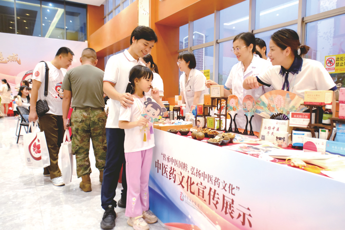     ▶活动现场设置了中西医互动展示体验区，让献血者和家属了解中医药文化