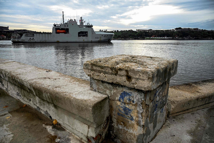 当地时间2024年6月14日，古巴哈瓦那，玛格丽特·布鲁克号巡逻舰驶进港口。图片来源：视觉中国