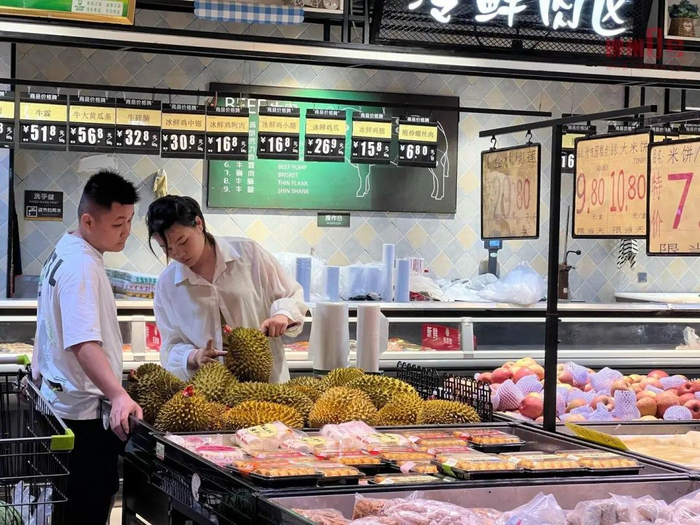 市民在挑选榴莲。