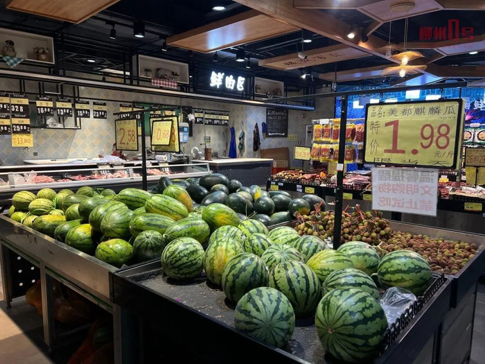 超市中摆放的各类西瓜。
