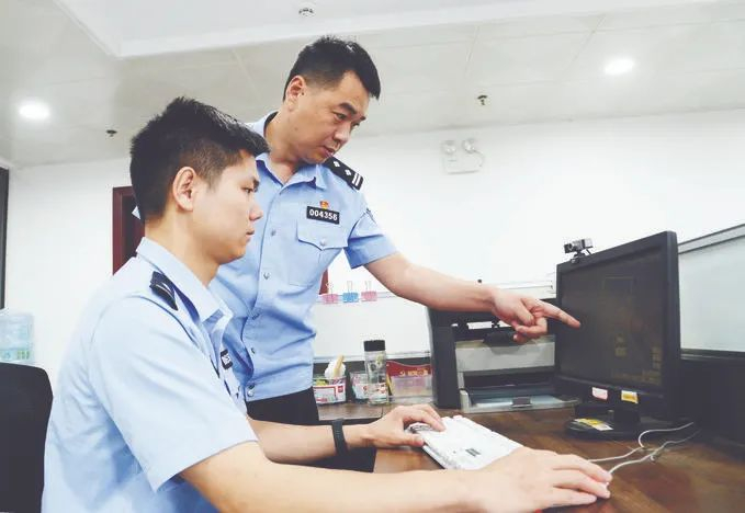 刘晓峰指导民警研判案情。熊静怡摄