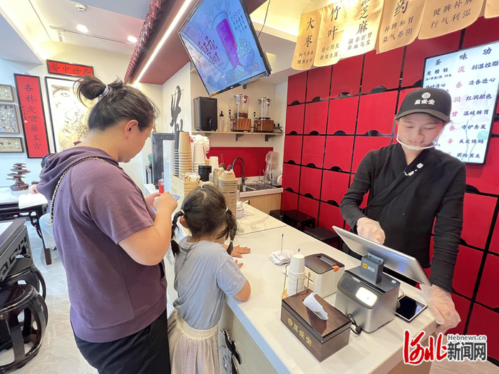 顾客在购买中药奶茶。  吕若汐摄