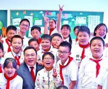 “法官爸爸”、上海市长宁区人民法院法官顾薛磊和孩子在一起。资料图片