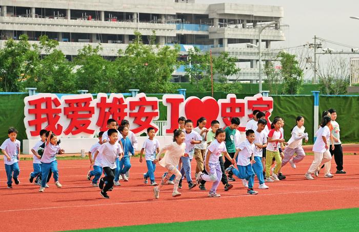 雄安史家胡同小学学生在操场上运动（2024年5月21日摄）牟宇摄/《瞭望》新闻周刊
