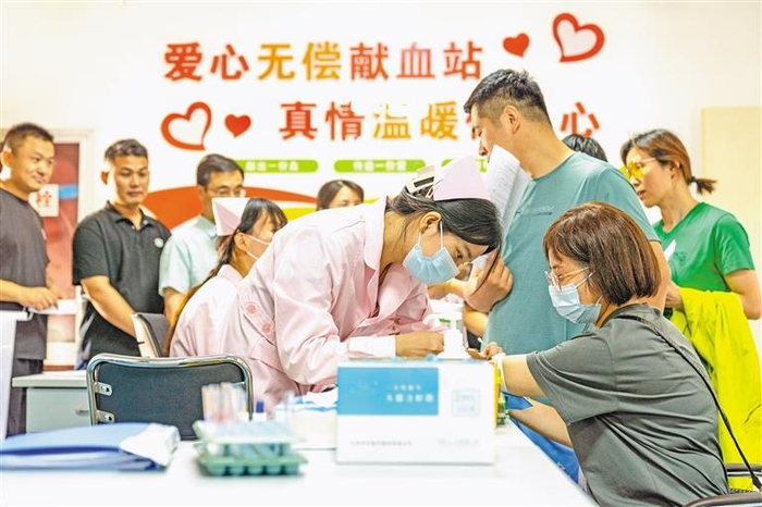     图为六月十四日，市民在安徽省合肥市肥东县血站无偿献血室进行献血前检验。新华社发（阮雪枫 摄）        