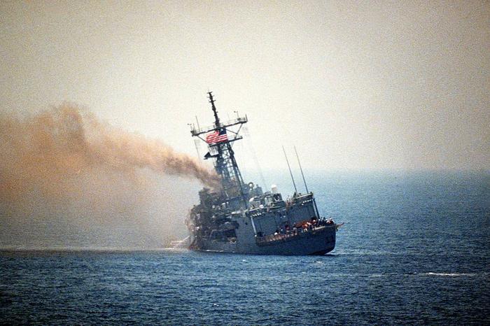 （资料图）1987年，美国海军“斯塔克”号护卫舰在波斯湾被伊拉克“飞鱼”导弹命中