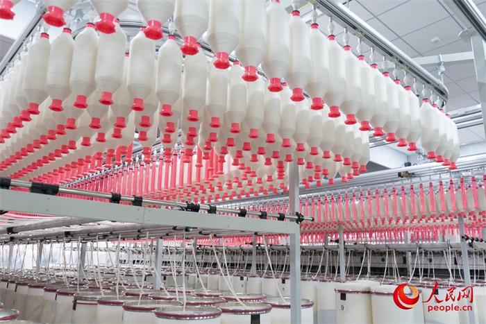 伊宁县纺织产业园的纺纱车间。人民网 常沙摄