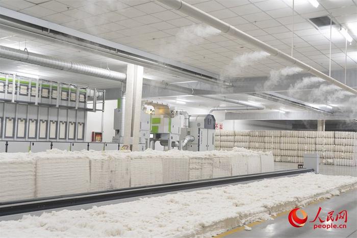 伊宁县纺织产业园纺织企业车间待加工的棉花。人民网 常沙摄