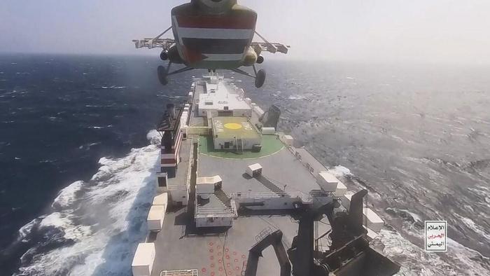 去年11月19日，胡塞武装在红海上以直升机机降的方式扣押了一艘汽车运输船 图片来源：社交媒体