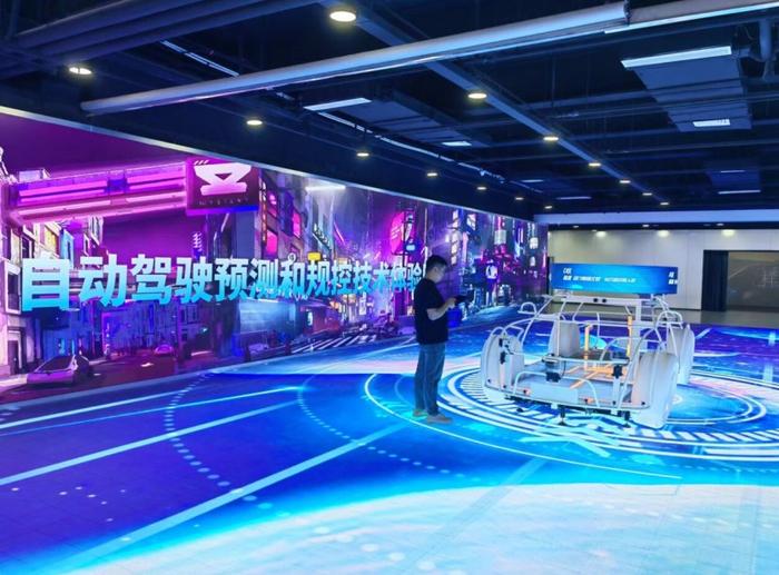 5月28日，在博野人工智能教育基地，工作人员对北京智行者生产的智慧云控模拟数字平台进行演示。  河北日报记者 贡宪云摄